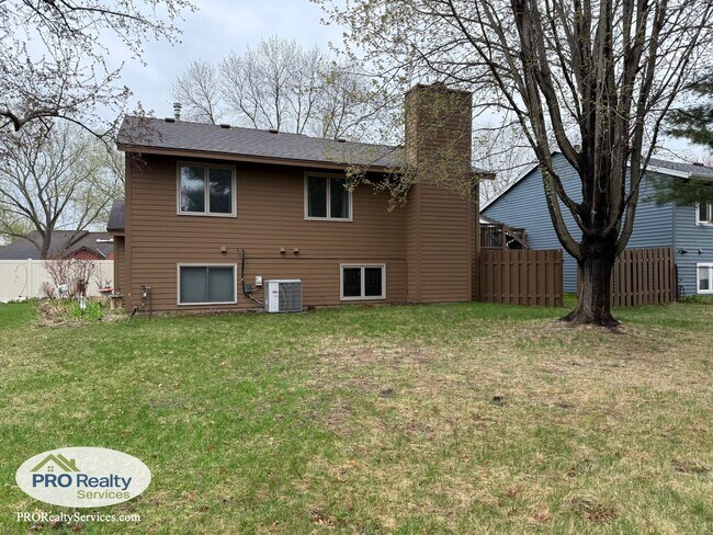 Building Photo - 3 Bedroom Home in Shoreview