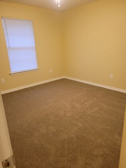 Building Photo - 13200 Birch Ct