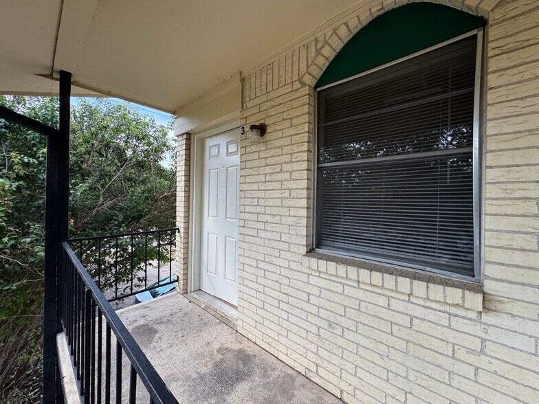 Building Photo - 101 E Cardinal Ln