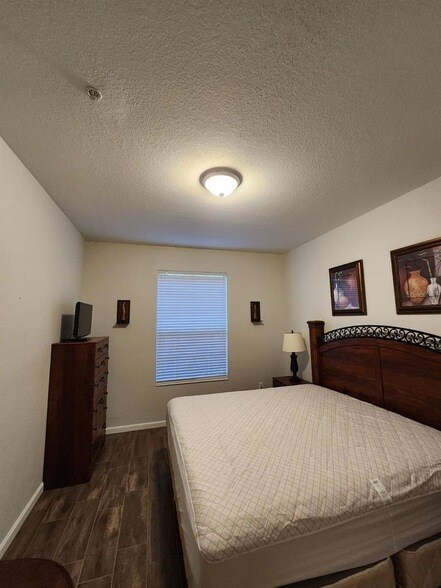 Building Photo - 4802 Cayview Ave