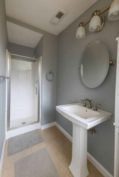 Building Photo - 2042 Summit Ave NW