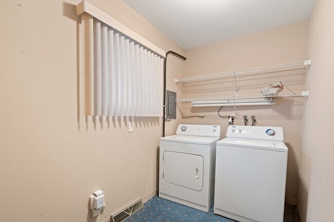 Building Photo - 537-541 N Edgelawn Drive Unit 541