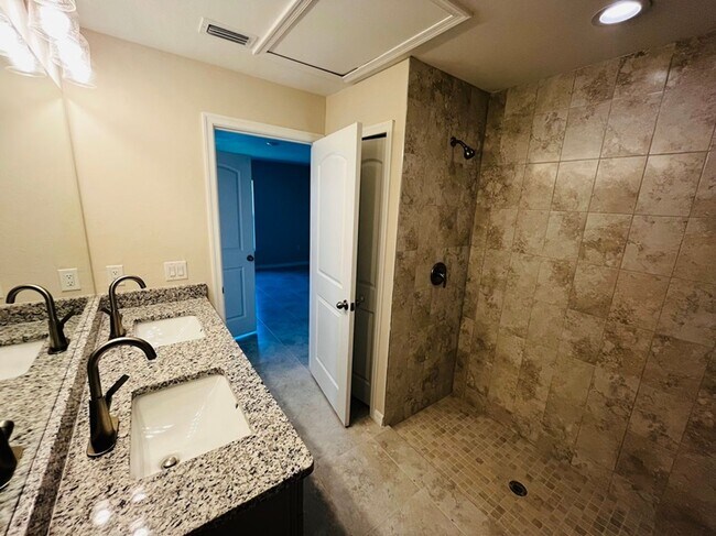 Building Photo - Waterfront property on the fresh water can...