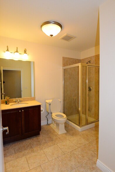 Guest Bath - 100 Sheldrake Pl