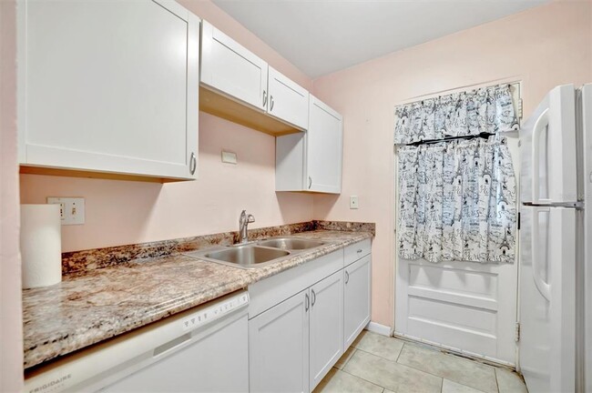 Building Photo - 2 N Fernwood Ave
