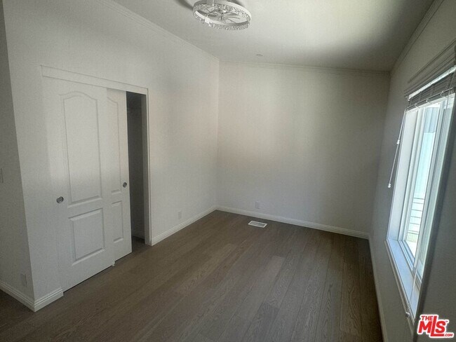 Building Photo - 1336 La Crescenta Dr