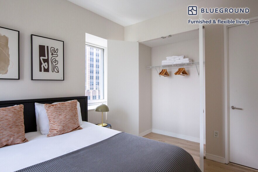 Building Photo - 70 W 45th St