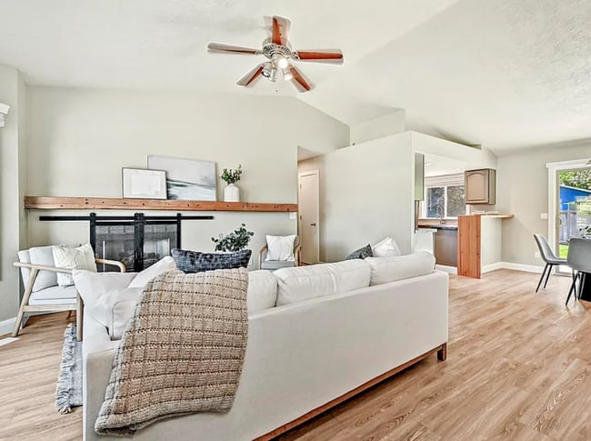 Building Photo - 961 W Newport St