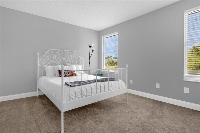 Building Photo - 2820 Smithfield Dr