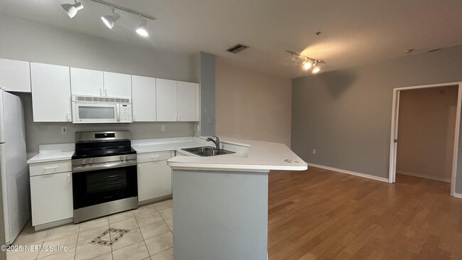 Building Photo - 610 Fairway Dr