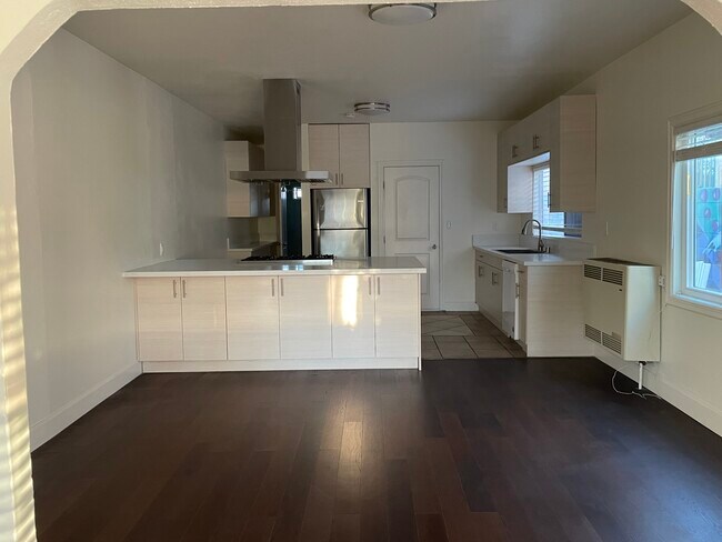 Newly updated kitchen with ample storage - 2031 Sheridan St