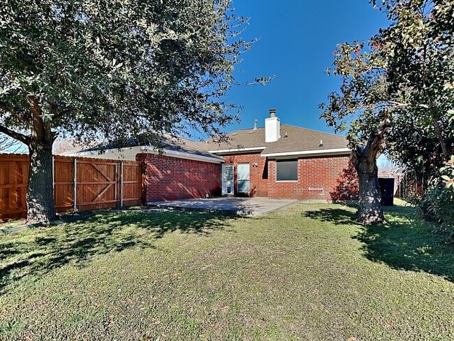 Building Photo - MOVE-IN READY NOW! Corner Lot in White Settlement ISD!