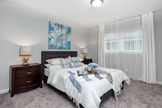 Building Photo - Townhomes at Humboldt Place- Fully renovated and move in ready 2 bedroom unit!