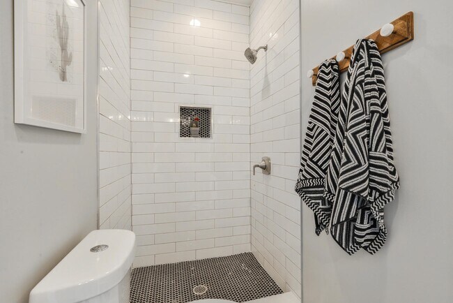 Building Photo - Beautifully remodeled 3 Bedroom Bungalow in Old Town