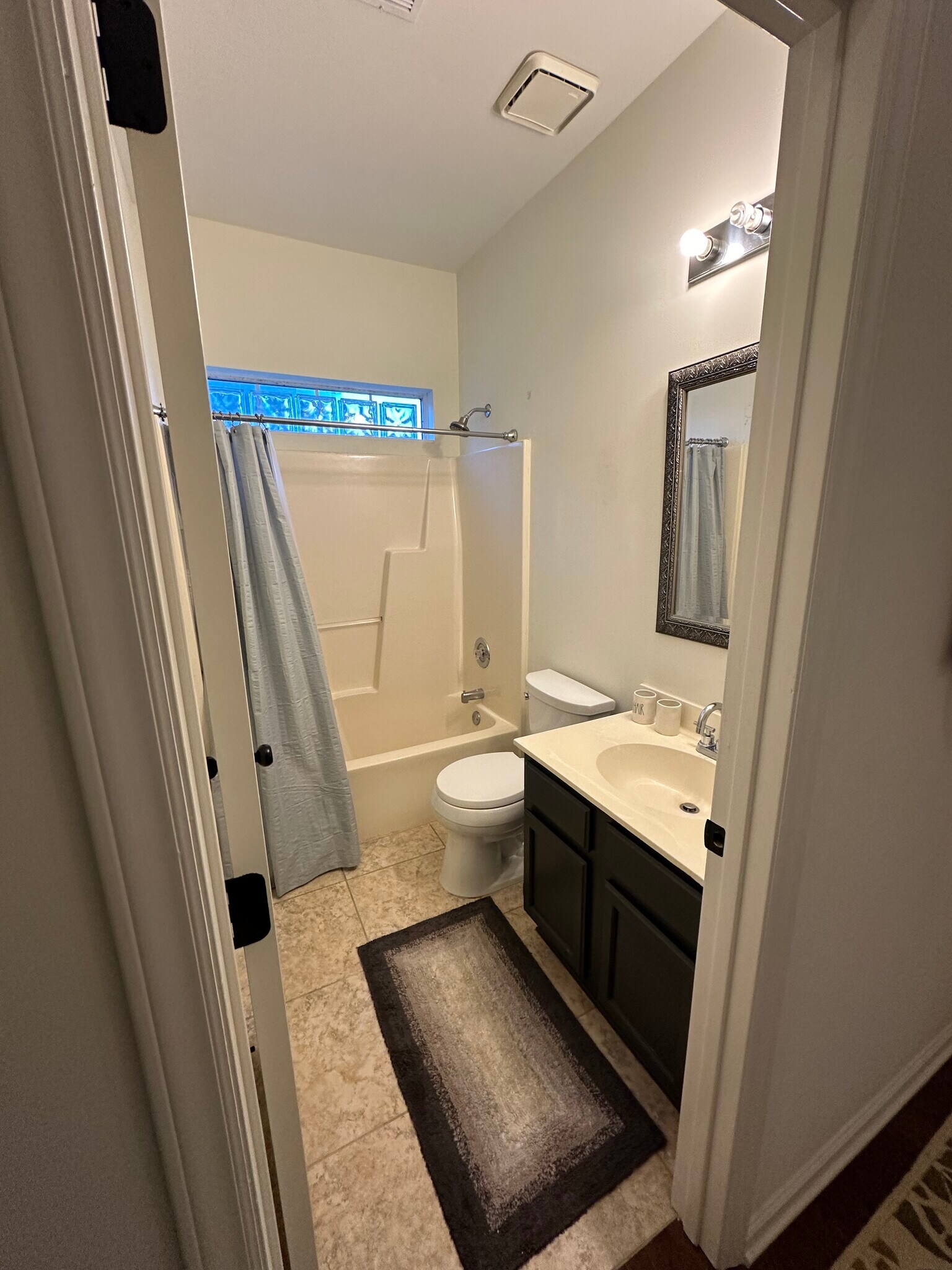full second bathroom - 3201 Gulfstream Ct