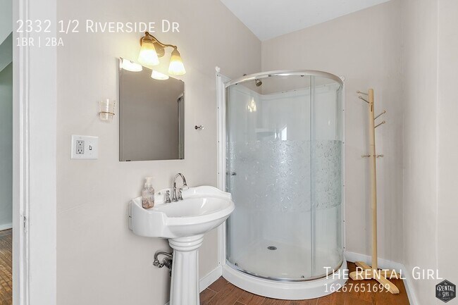 Building Photo - 2332 1/2 Riverside Dr-