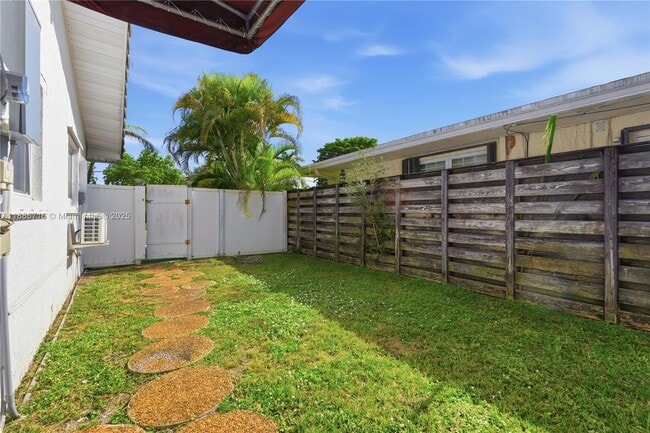 Building Photo - 1400 E Hawthorne Cir