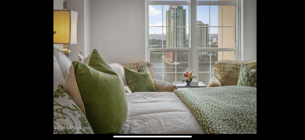 Building Photo - 400 E Bay St