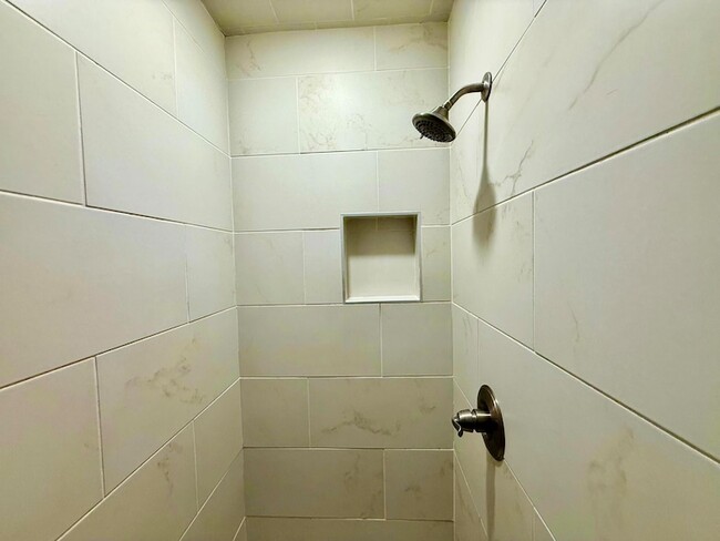 Building Photo - 909 Manchester Ct