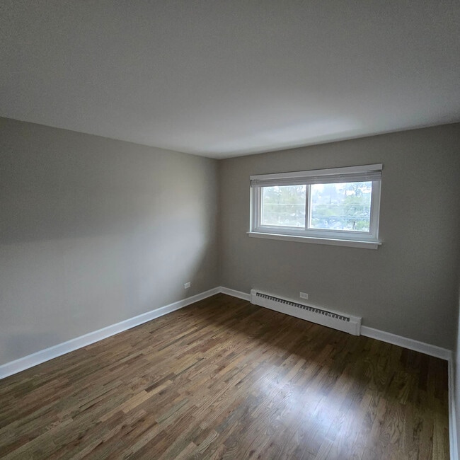 Building Photo - 1817 W Touhy Ave