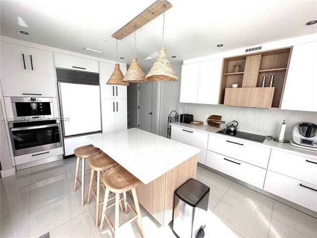 Building Photo - 15901 Collins Ave