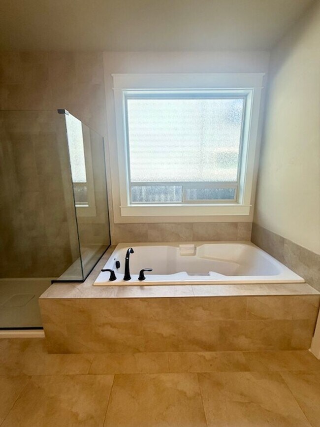 Building Photo - Luxury Home in Stonegate with Community Pool!