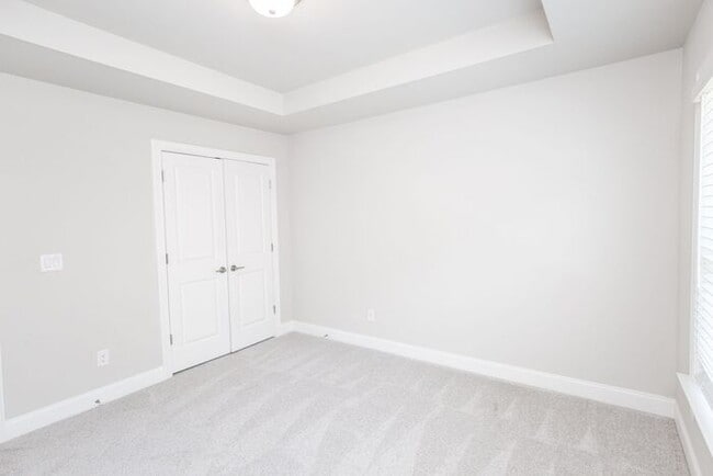 Building Photo - 3 story townhome in a great location in Chamblee