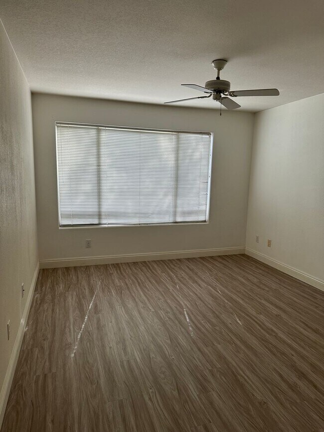 Building Photo - Great 2 bedroom 2 bathroom upstairs condo!