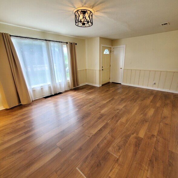 Building Photo - 33323 US-45