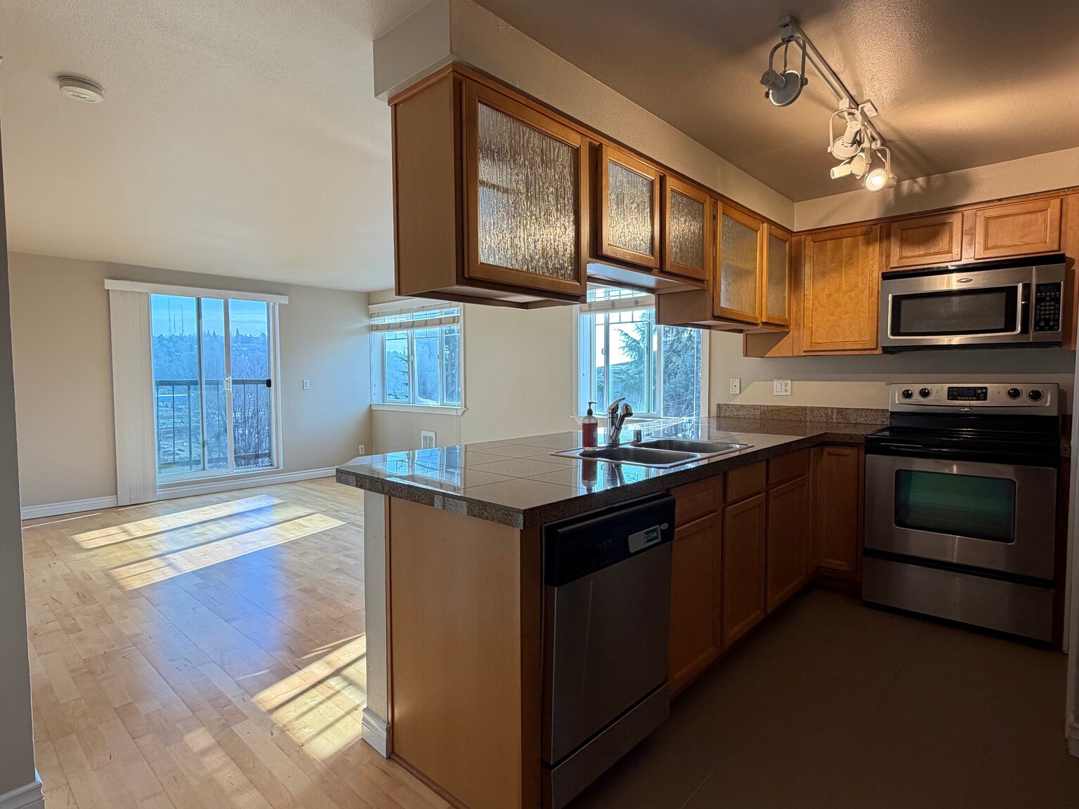 Building Photo - 2200 Thorndyke Ave W