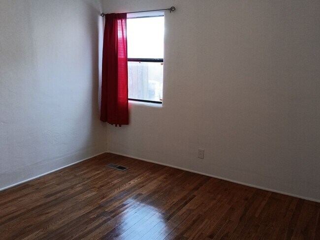 Building Photo - Charming 3-bedroom, 2-bathroom! Showings available NOW! New appliances! SPECIAL!!
