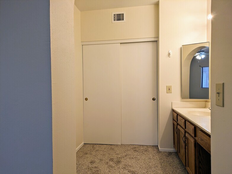 Building Photo - 6550 N 47th Ave