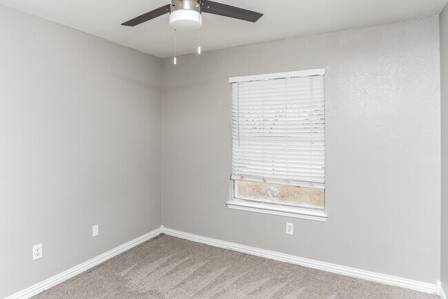 Building Photo - 2114 High Bluff Dr