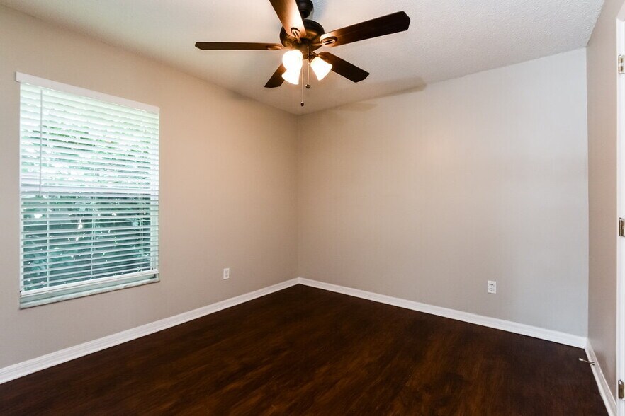 Building Photo - 622 Queensbridge Dr