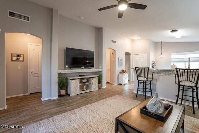 Building Photo - 1402 E Cherry Hills Dr