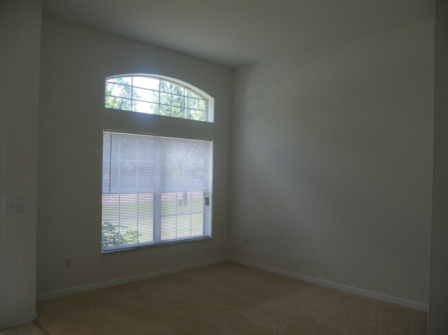 Building Photo - 17 Philmont Ln