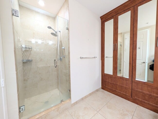 Building Photo - Modern 1BR/1BA Condo with 2 Parking Spaces – Prime Coral Gables Location