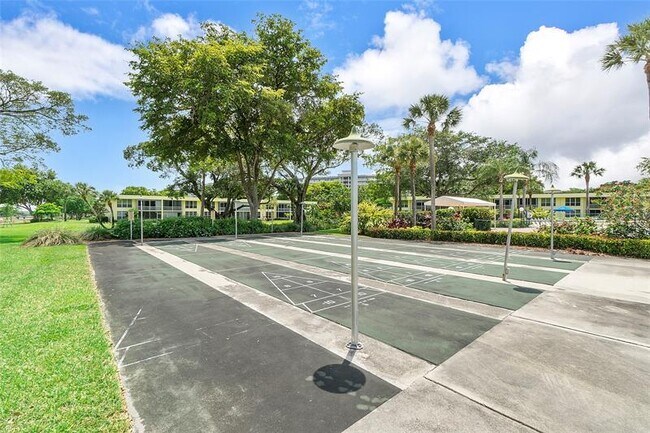 Building Photo - 605 Oaks Dr