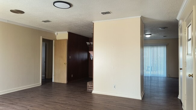 Building Photo - 3003 S Taft St