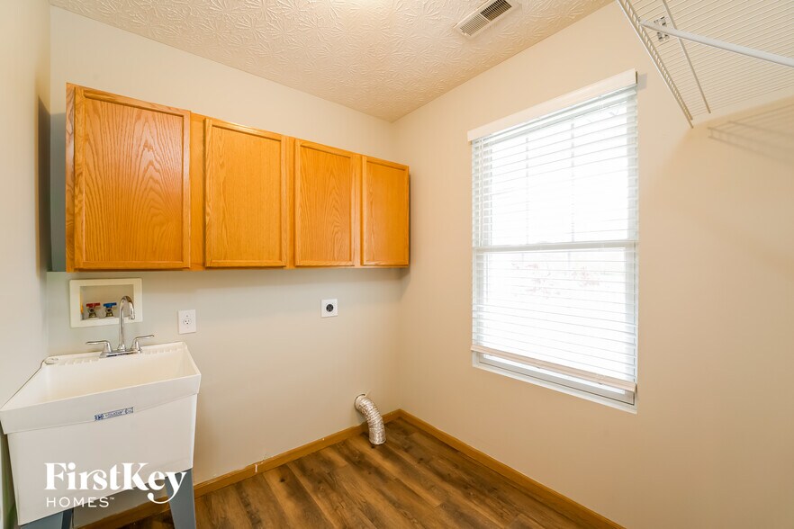 Building Photo - 8333 Mira St