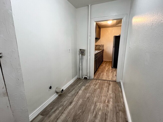 Building Photo - Huge 2 bed 1 bath