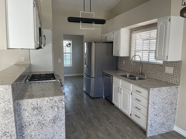 Building Photo - ***GORGEOUS SINGLE STORY BEAUTY IN THE HEA...