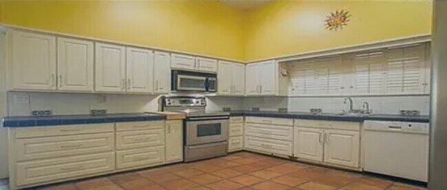 Building Photo - 401 James St