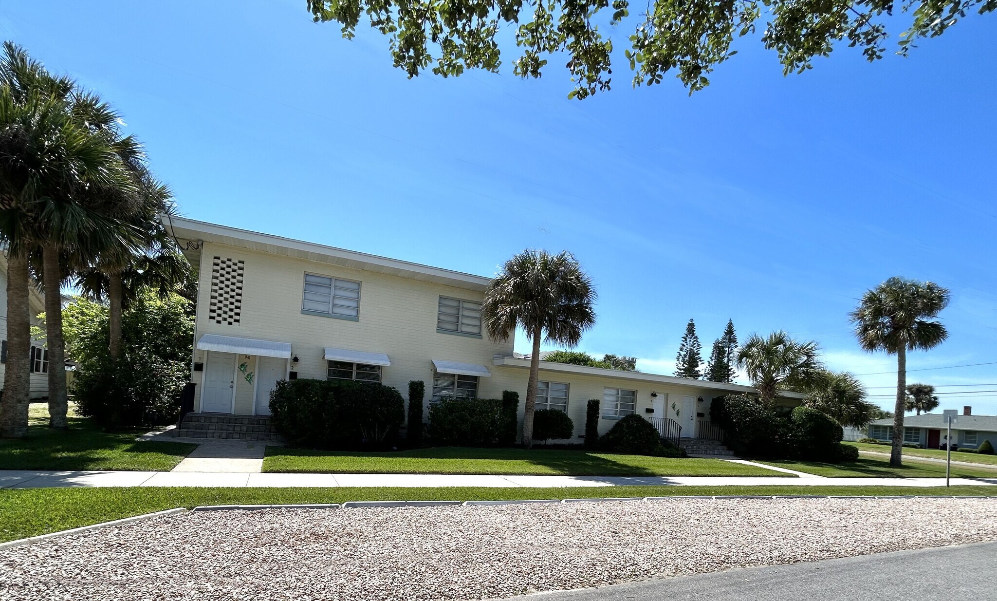 Building Photo - 941 N Oleander Ave
