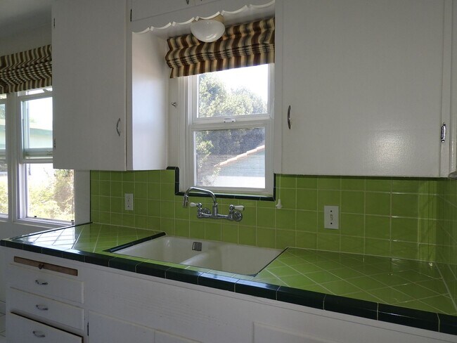 Building Photo - Beautiful Duplex with Ocean Breeze