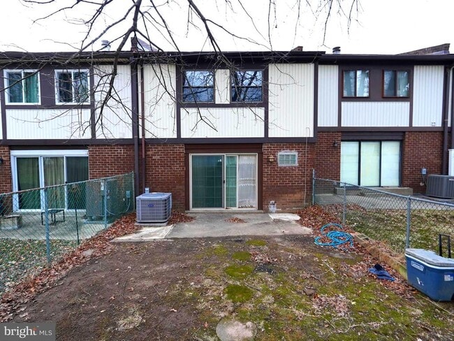 Building Photo - 51 Hollybrooke Dr