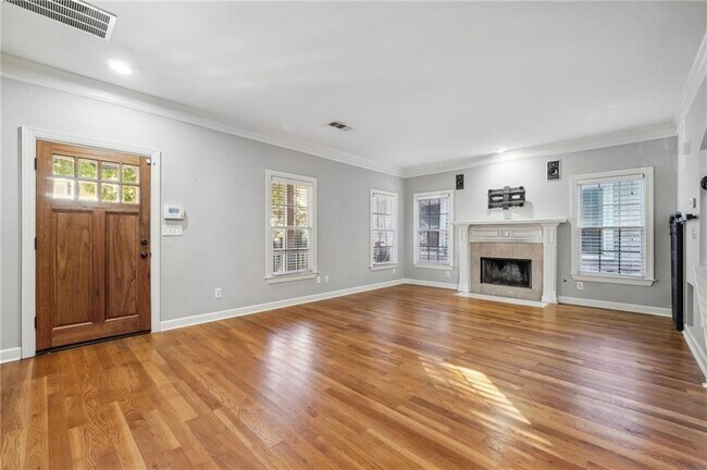 Building Photo - 163 Richmond St SE