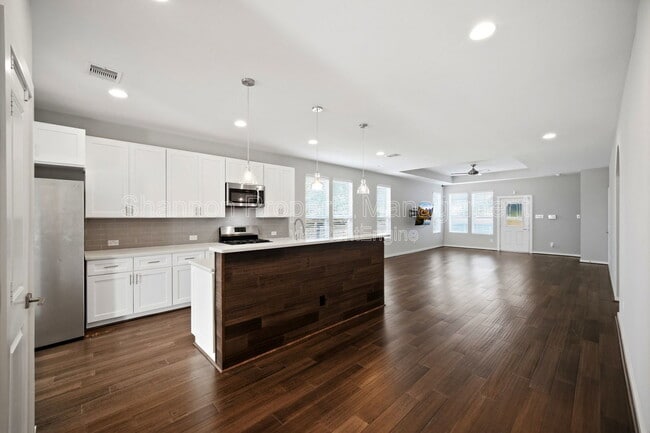 Building Photo - 605 Dumble St