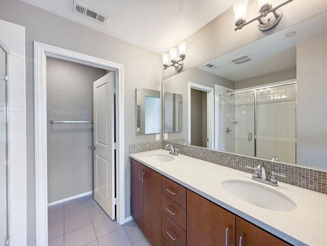 Building Photo - Beautiful 3B/3.5BA Townhouse in Carlsbad w...