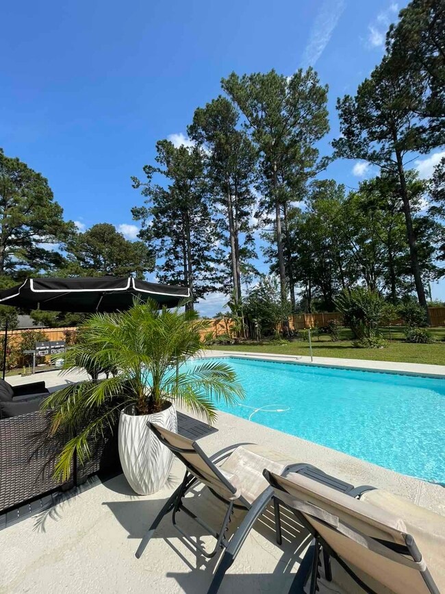 Building Photo - 4901 Meadowood Cir